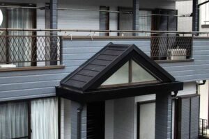 横浜市港南区でカバー工法による屋根修理とと外壁の雨漏り修理　玄関屋根のカバー工法